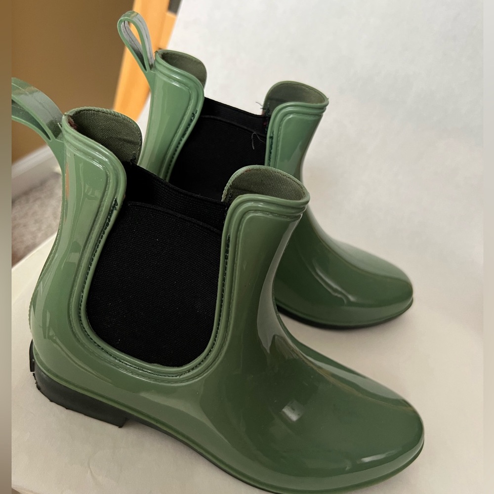 Brand new rain shoes, 9